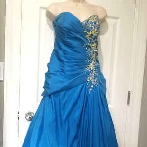 Gorgeous!!! Turquoise blue strapless beaded formal evening ball gown dress.